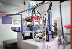 恭賀利勇安又添置了一臺液態硅膠制品注塑機！